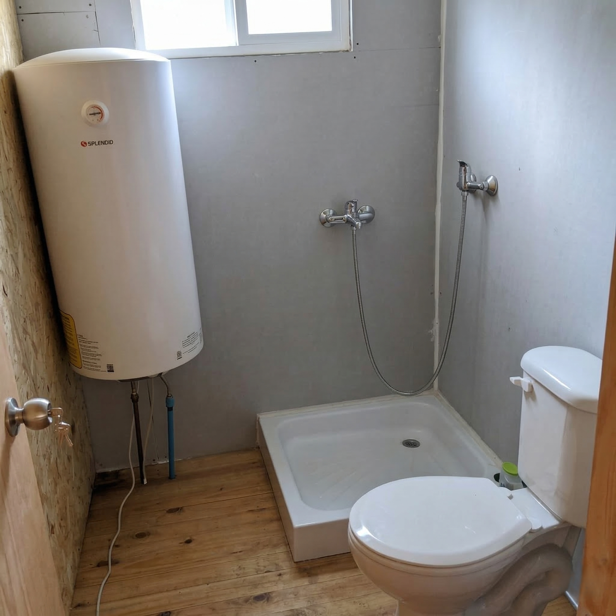 1 Baño en la propiedad. Termo eléctrico marca Splendid 120 litros.