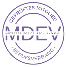 Logo des Berufsverbands Mütterpflege Deutschland e.V. mit dem Text 'Geprüftes Mitglied' und rundem Design in Lila und Weiß.