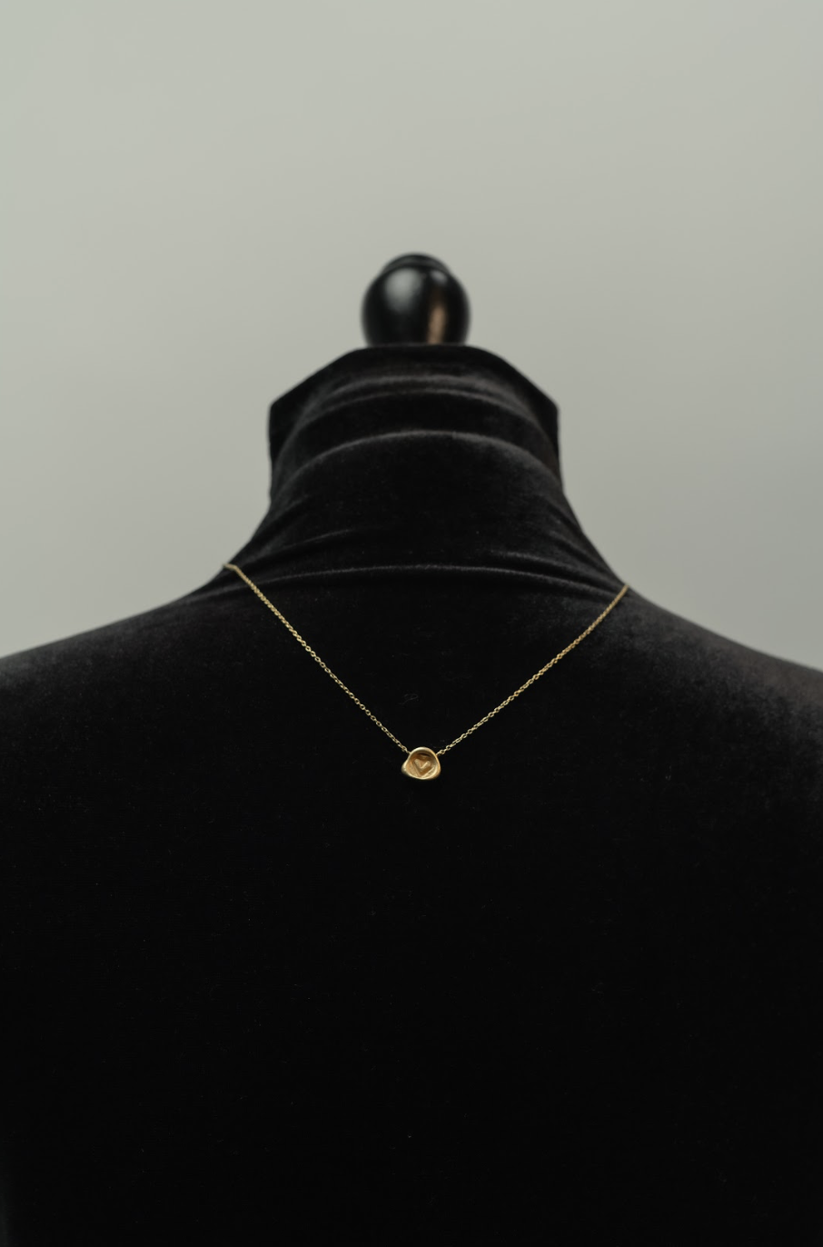 Scapular with a letter and a heart that represents the seal of the letter. Gold plated sterling silver with satin finish. Necklace by Allis Jewellery on Ela é.