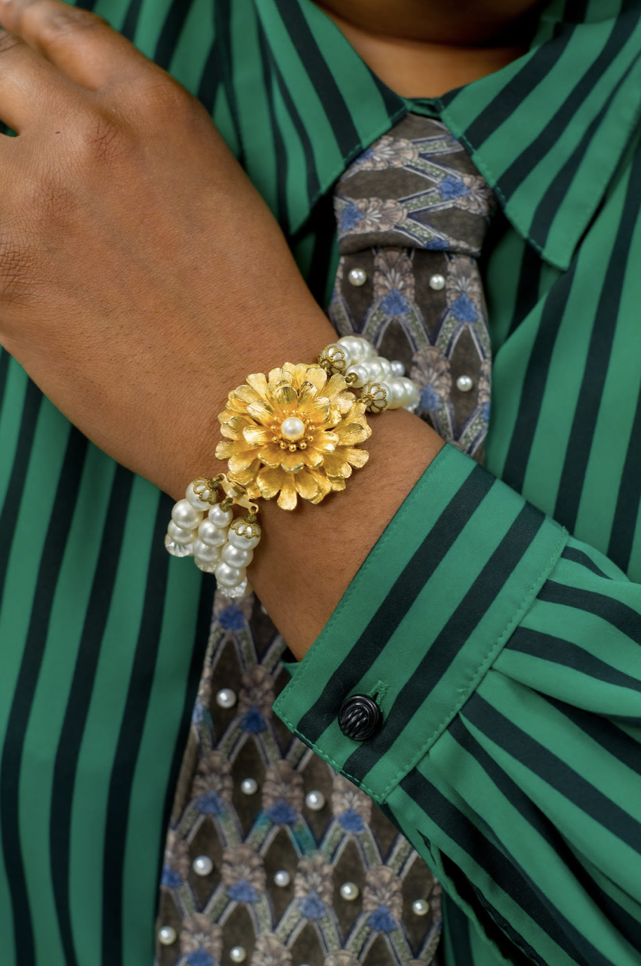 Vintage pearl bracelet with a large gold flower from Talking Fashion on Ela é.
