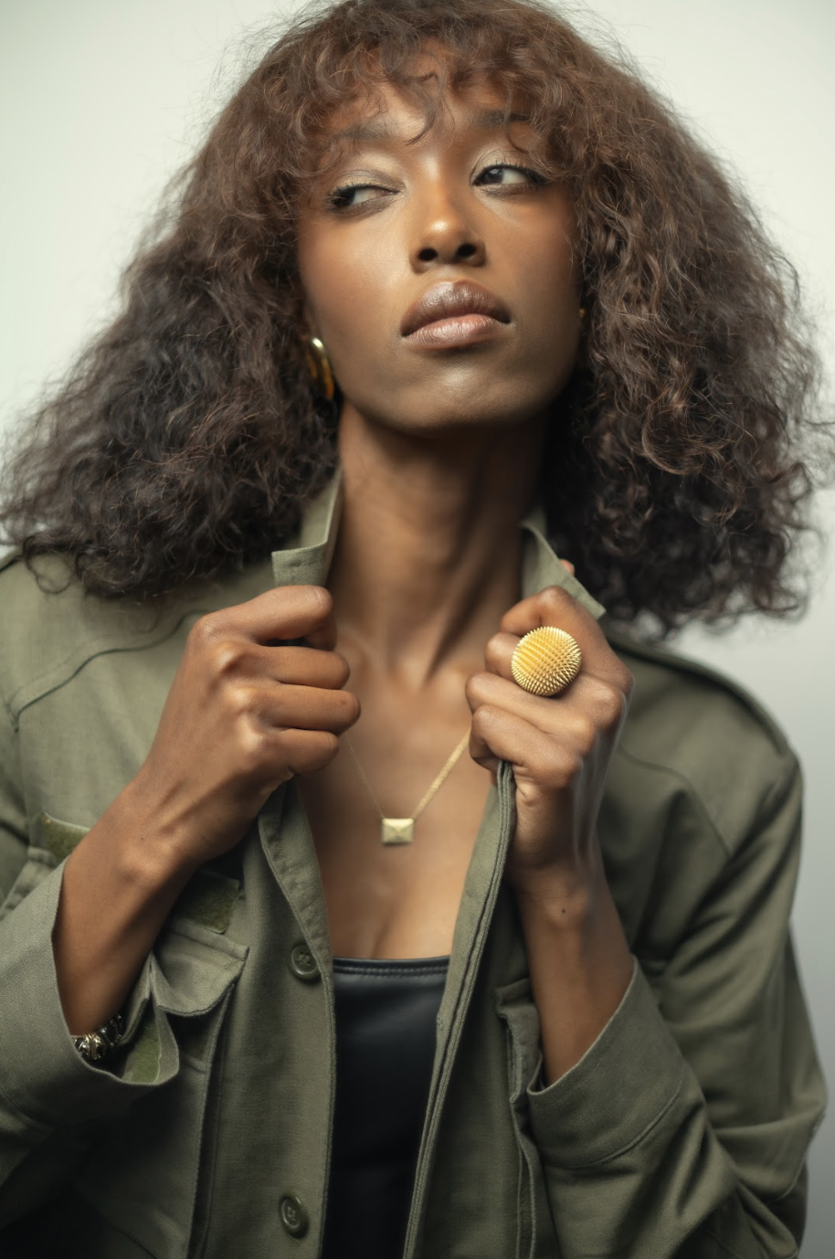 Scapular with a letter and a heart that represents the seal of the letter. Gold plated sterling silver with satin finish. Necklace by Allis Jewellery on Ela é.