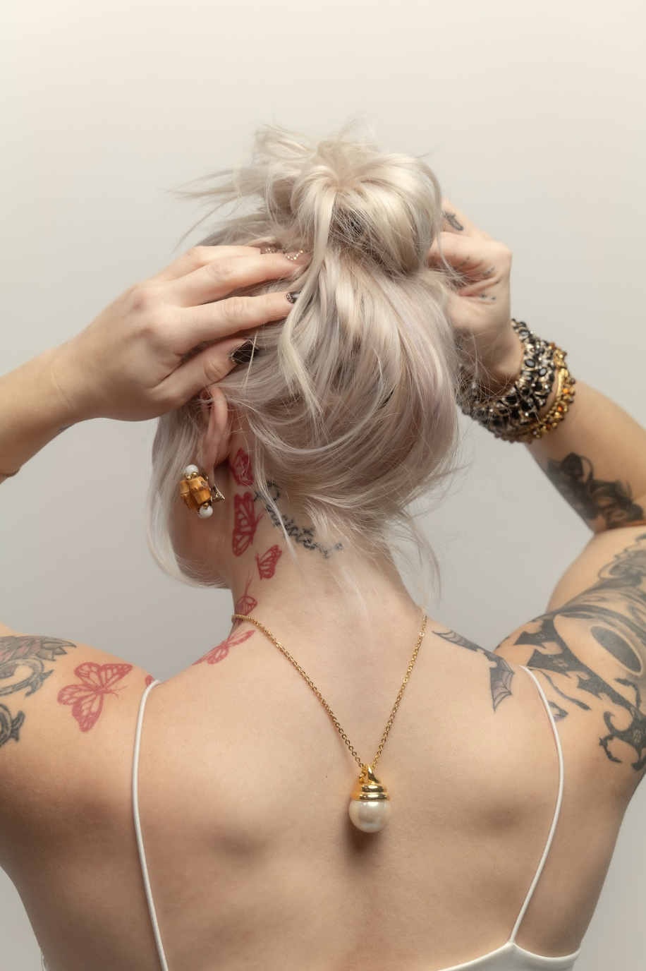 re-loved, pearl & gold pendulum necklace from Talking Fashion on Ela é.
