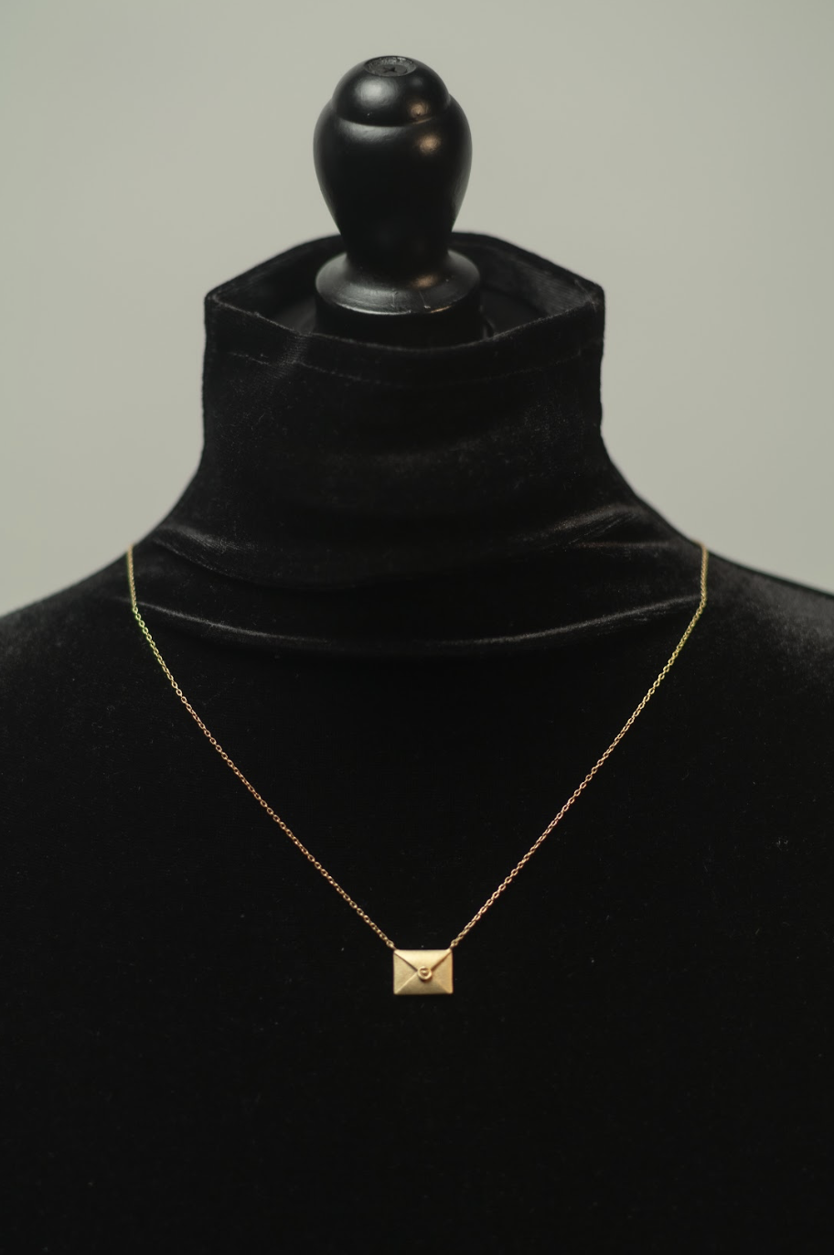 Scapular with a letter and a heart that represents the seal of the letter. Gold plated sterling silver with satin finish. Necklace by Allis Jewellery on Ela é.