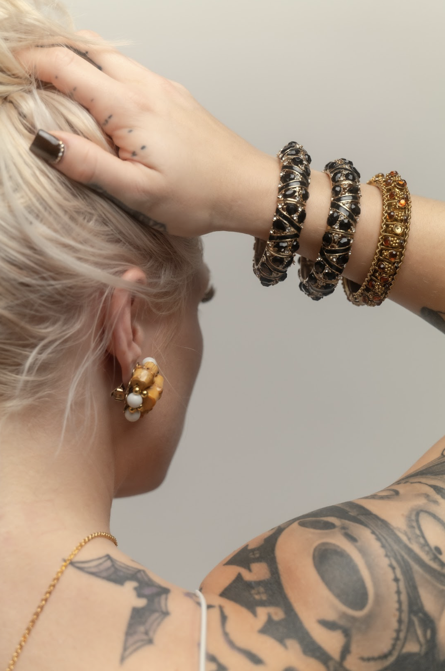80's black + gold bangle set of 2 from Talking Fashion on Ela é.