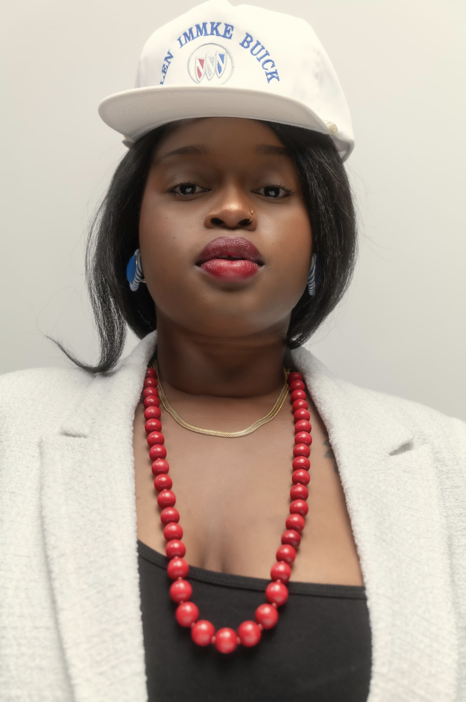Pre-loved, painted red wooden beads with golden chain from Talking Fashion on Ela é.