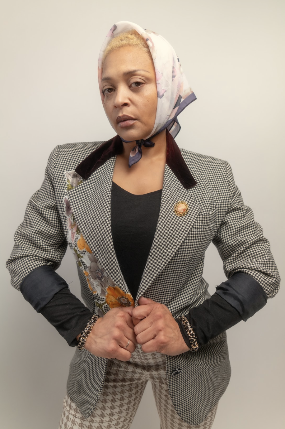 Pre-loved, upcycled vintage houndstooth women's blazer with hand-sewn floral appliqué and burgundy velvet collar by Ela é. Diferente