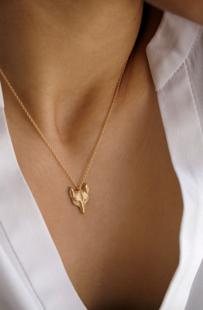 Fox necklace in 925 silver with satin finish with gold plating by Allis Jewellery on Ela é.