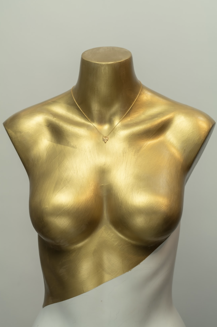 Fox necklace in 925 silver with satin finish with gold plating by Allis Jewellery on Ela é.