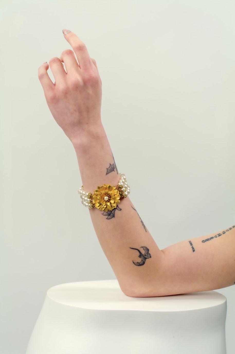Vintage pearl bracelet with a large gold flower from Talking Fashion on Ela é.