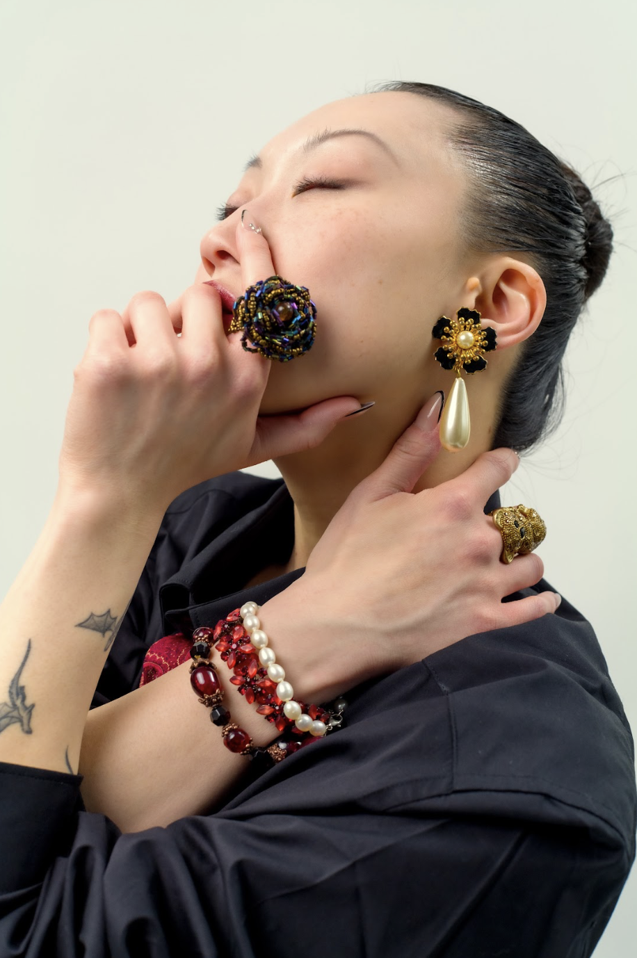 Black Floral Earrings from Talking Fashion on Ela é.