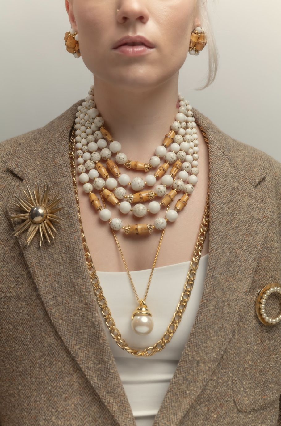 Mid-Century bamboo + white sparkle necklace + earring set from Talking Fashion on Ela é.