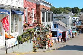 Another stone's throw down the road is Boothbay Harbor – alive with quintessence of Maine, enjoy waterfront lobster wharfs, Maine shops, views of the sailboats and harbor, and much more.