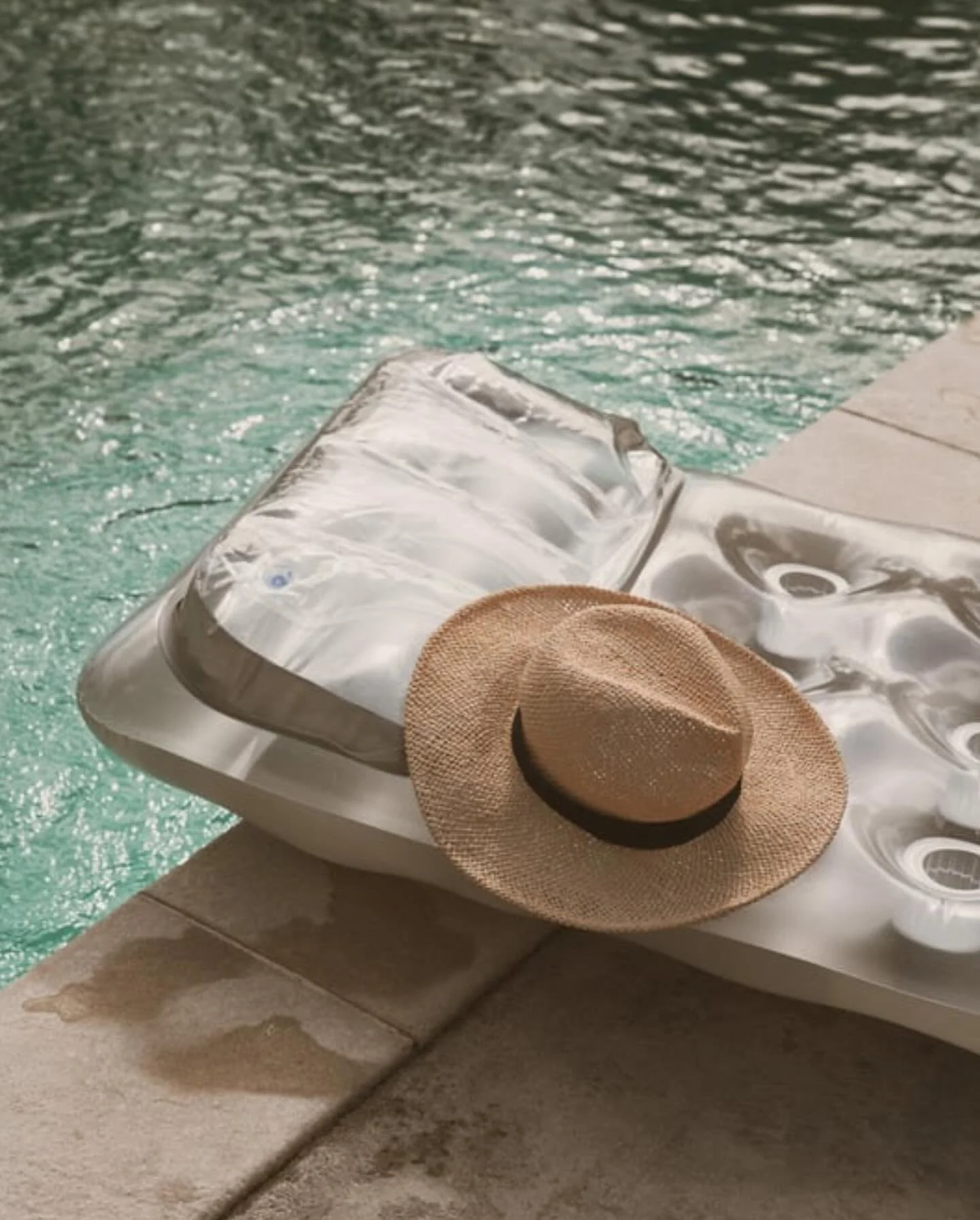 What is vacation breath? ⬇️
🧉That moment you clock out, or when you arrive at your holiday destination, it’s that time you’re able to finally take that full deep breath with long exhale…. + you feel your jaw unclench and shoulder