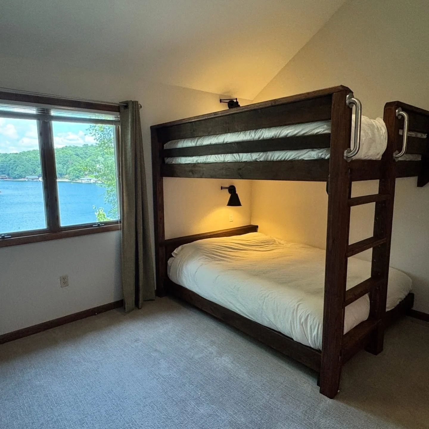Which room are you calling dibs on? 🛏️ 🤚

#sml #smithmountainlake #smithmountainsunrise #smithmountainlakeva #vacayvibes