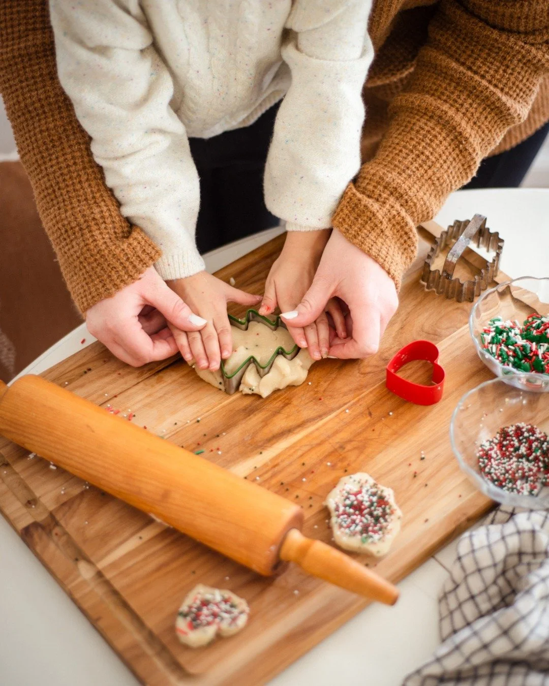 Calling all holiday helpers. We need volunteers to shop, wrap, sort, and smile. 

Bring your energy and maybe a little tape. 

#volunteering #holidayseason #friendsofsanta #eastofthecooper #communityimpact __