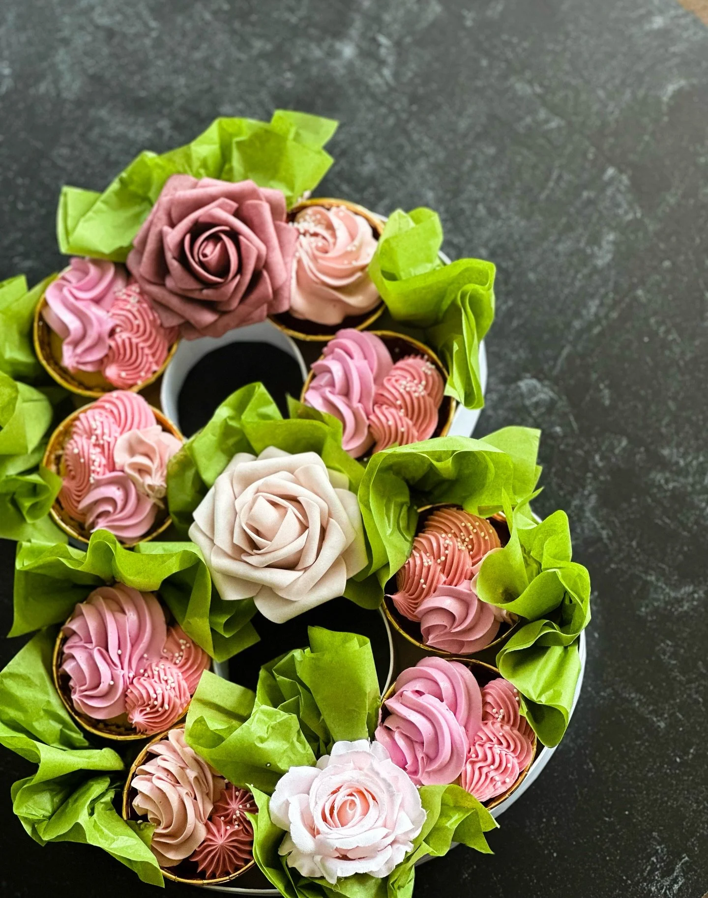An elegant garden of roses and buttercream blooms, created to celebrate a beautiful birthday milestone &mdash; 80 years ✨ 
I always adore how these gift boxes come out, and they never fail to impress&mdash;cupcakes, elevated. 🌹 🌺  #njcakes #luxuryc