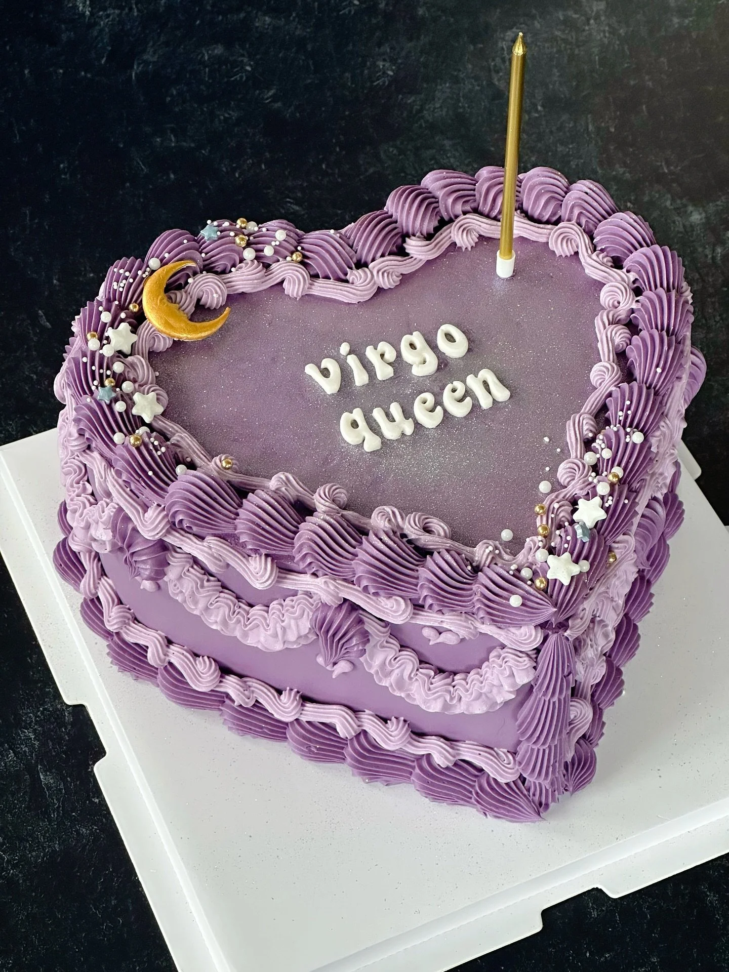 Closing out Virgo season with this lavender beauty ♍️ 

🍰 Cake flavor was my Velvet Noir&mdash;rich layers of moist red velvet, cookies and cream buttercream , dark chocolate sauce, and chocolate cookie crumbs for the filling&mdash;just as gorgeous 