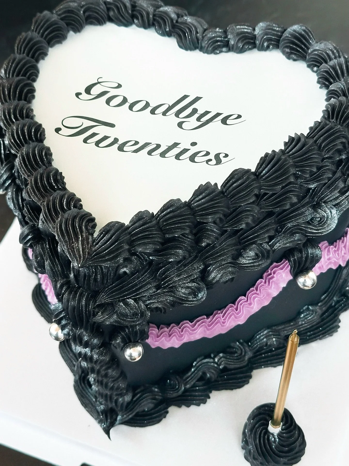 Spooky szn, commence! 👻 

Another day, another vintage heart cake&mdash;the design note for this one was &ldquo;feminine gothic&rdquo; and that&rsquo;s exactly what we accomplished. 💅🏻 

Somehow this is also my first burnaway cake&mdash;how have I
