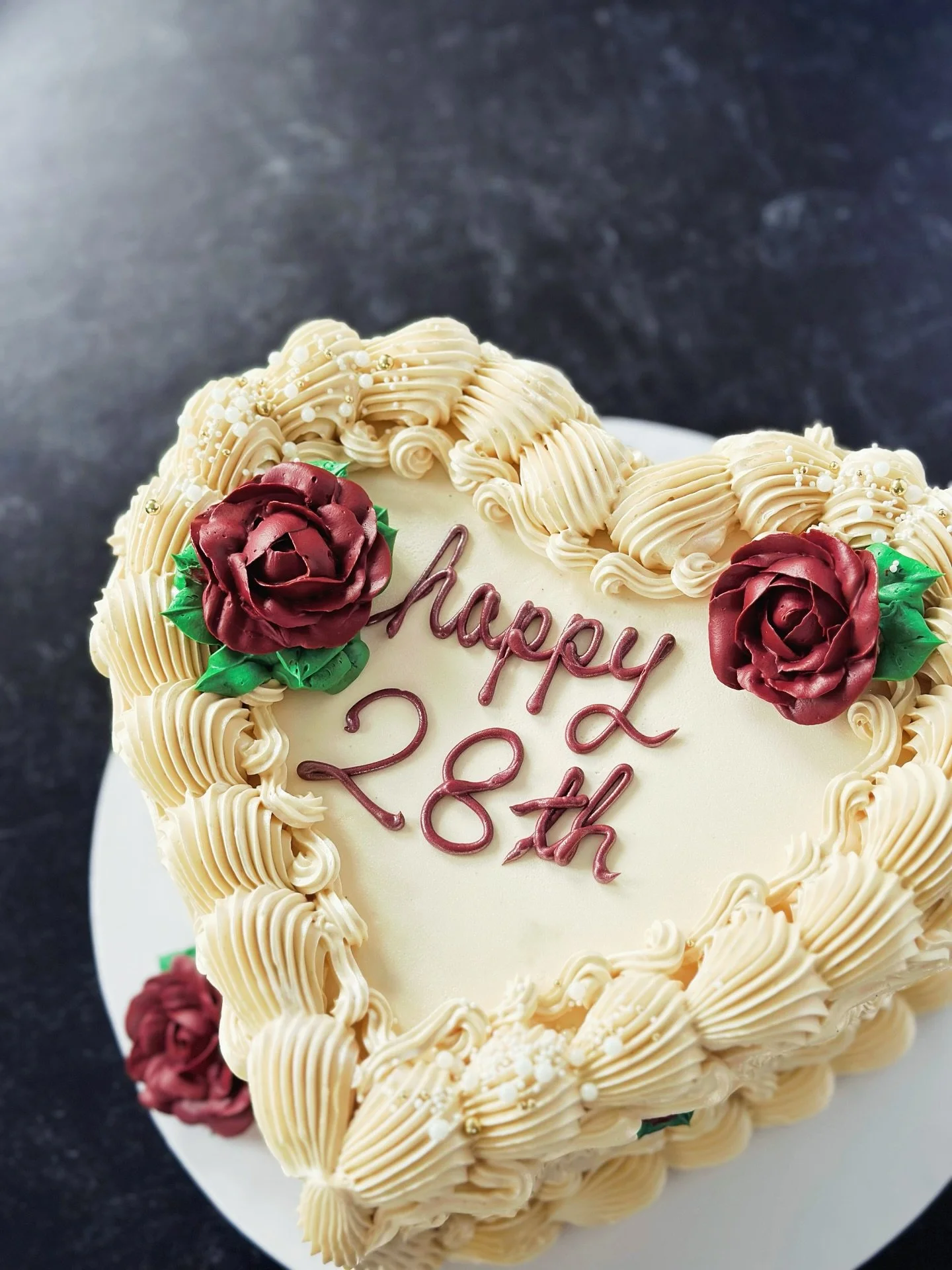 It&rsquo;s been far too long since I&rsquo;ve done buttercream roses 🌹 They add something so special&mdash;not to mention vintage flair. Classic &amp; chic at the same time, and the deep burgundy is giving autumn vibes&mdash;I can&rsquo;t think of a