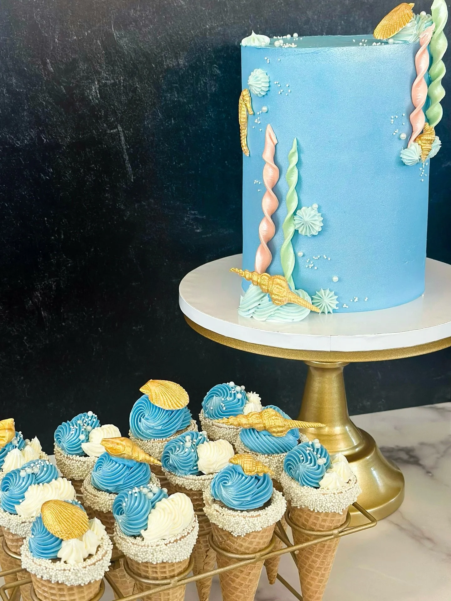 đ§‍âī¸ a blue beauty from this last weekend—make it under-the-sea themed đ  đ đī¸ 
I love doing these cake cones!  They can be decorated to complement the main cake, and add so much to a dessert spread for a special occasion—in this