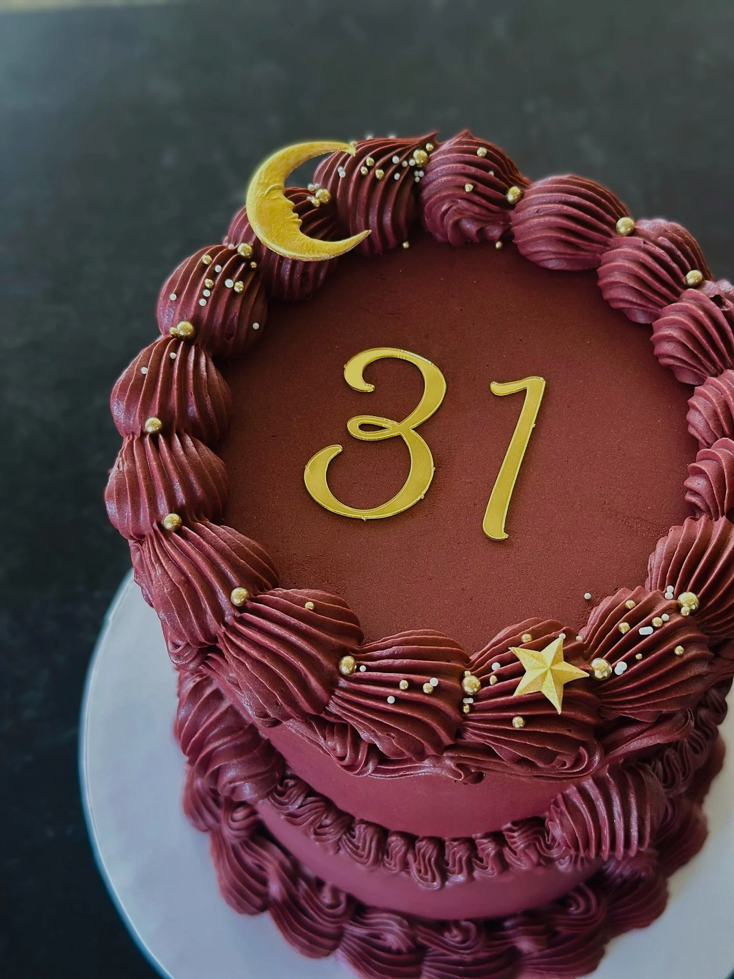 💫 🌙 something about this burgundy shade feels so deep and rich&mdash;and the celestial gold details set it off so nicely. And can we talk about those swags!

Reach out at the link in bio to get started on an order for a gorgeous cake for your next 