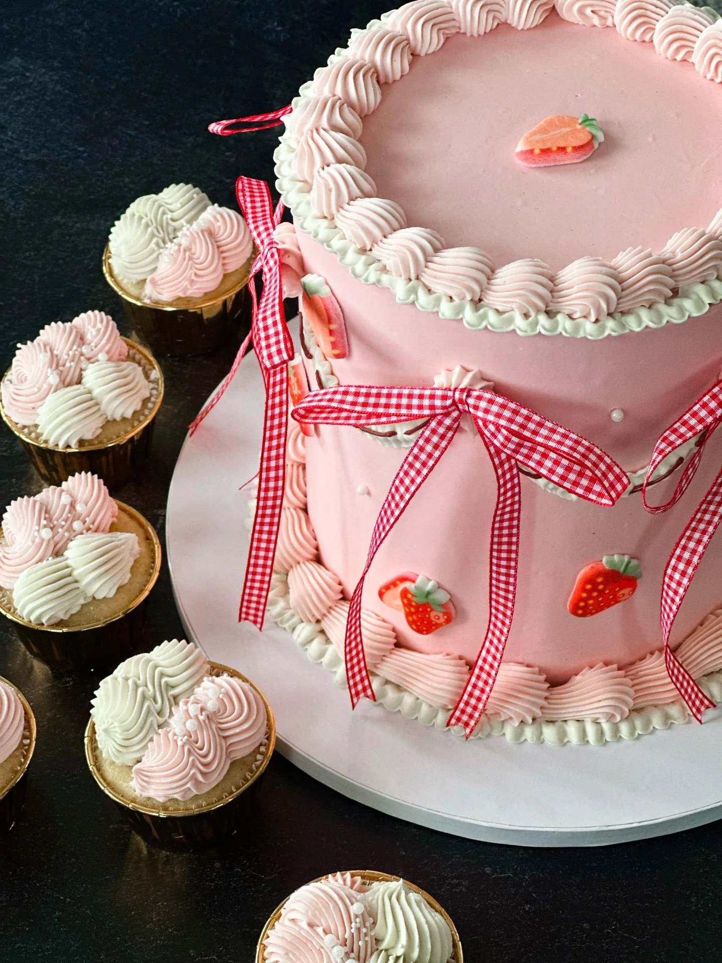 🍓 Starting the week off strong with this precious pink cake and matching cupcakes for a baby shower! 🧁

Head on over to the link in my bio or order at www.joeycakes.com 🌈 👨&zwj;🍳 🍰 #njcakes #luxurycakes #jerseycityeats
