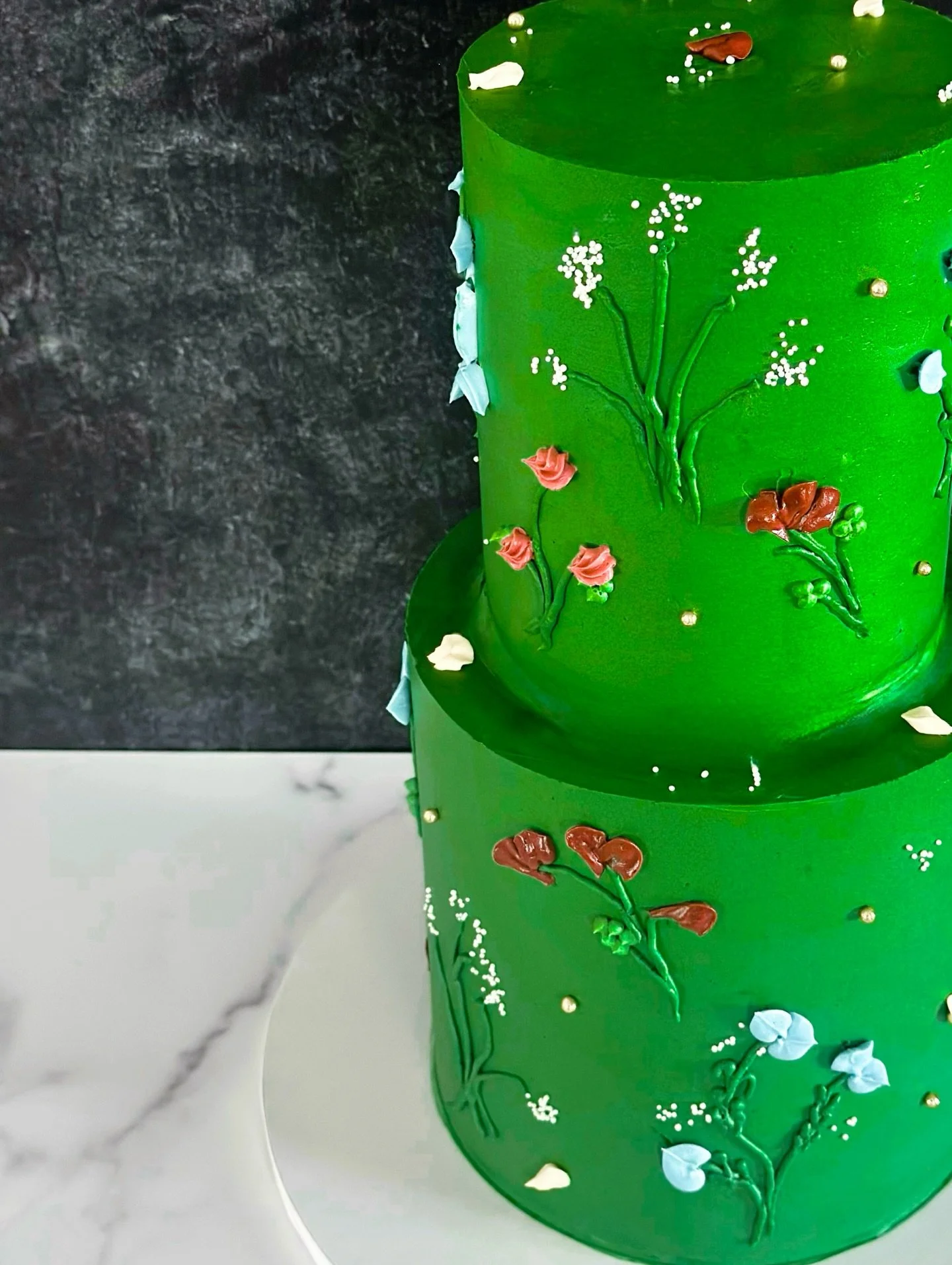 🌺 somehow this gorgeous garden cake from last month got buried in my photos until now!🌹 

This cake was two tiers of pure Biscoff Bliss&mdash;brown sugar-cookie butter cake layers, Biscoff buttercream &amp; cookie butter drizzle. 

Head on over to 