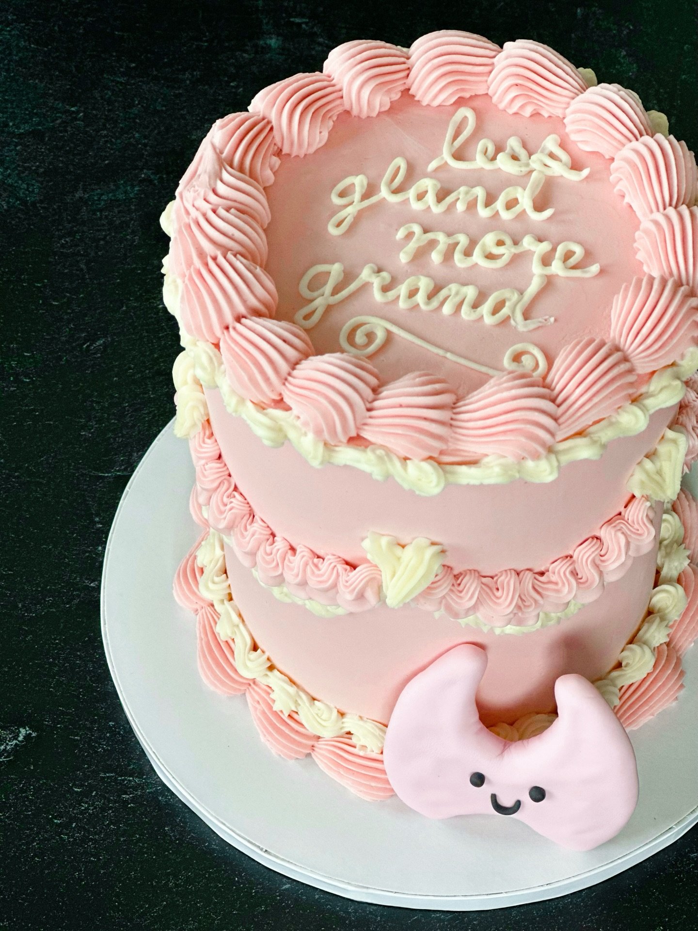 💫 another Joeycakes first&mdash;a thyroid removal cake! Isn&rsquo;t the little fondant thyroid with smiley face precious? 🍰 

Place your order at www.joeycakes.com or the link in bio to get started 🌈 👨&zwj;🍳 🍰 #njcakes #jerseycityeats #hobokene