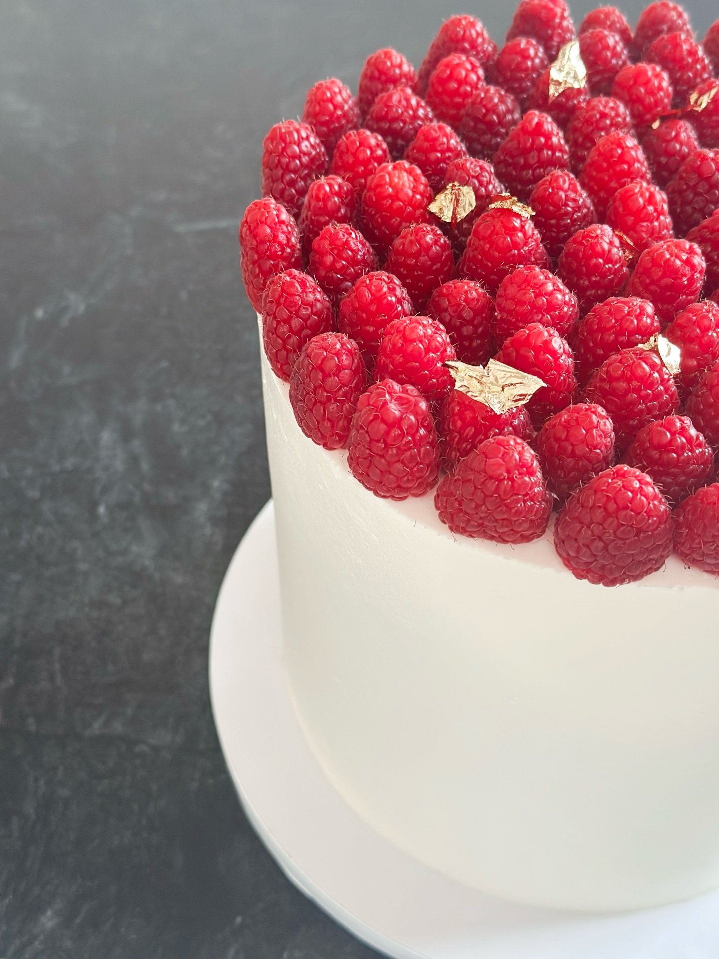 💫 as much as I love a maximalism moment, sometimes simplicity is best&mdash;and this cake proves that. A white buttercream base adorned with loads of fresh raspberries and garnished with gold leaf&hellip;what more do you need? 🍰 #njcakes #luxurycak