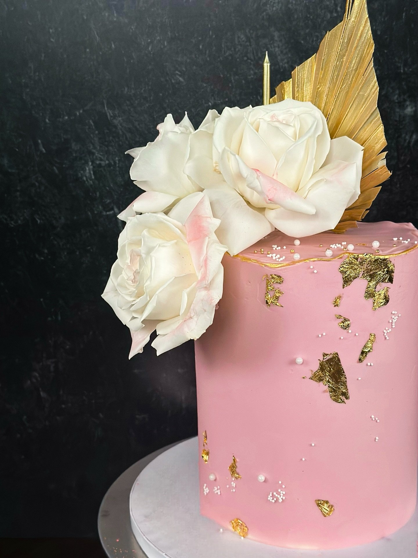 🌹 Fresh roses, pink hues, pearl detailing and gold leaf?  Some things *never* go out of style.💫 

Head to www.joeycakes.com or the link in our bio to discuss a couture cake for your next celebration 🌈 👨&zwj;🍳 🍰 #luxurycakes #jerseycitynj #hobok