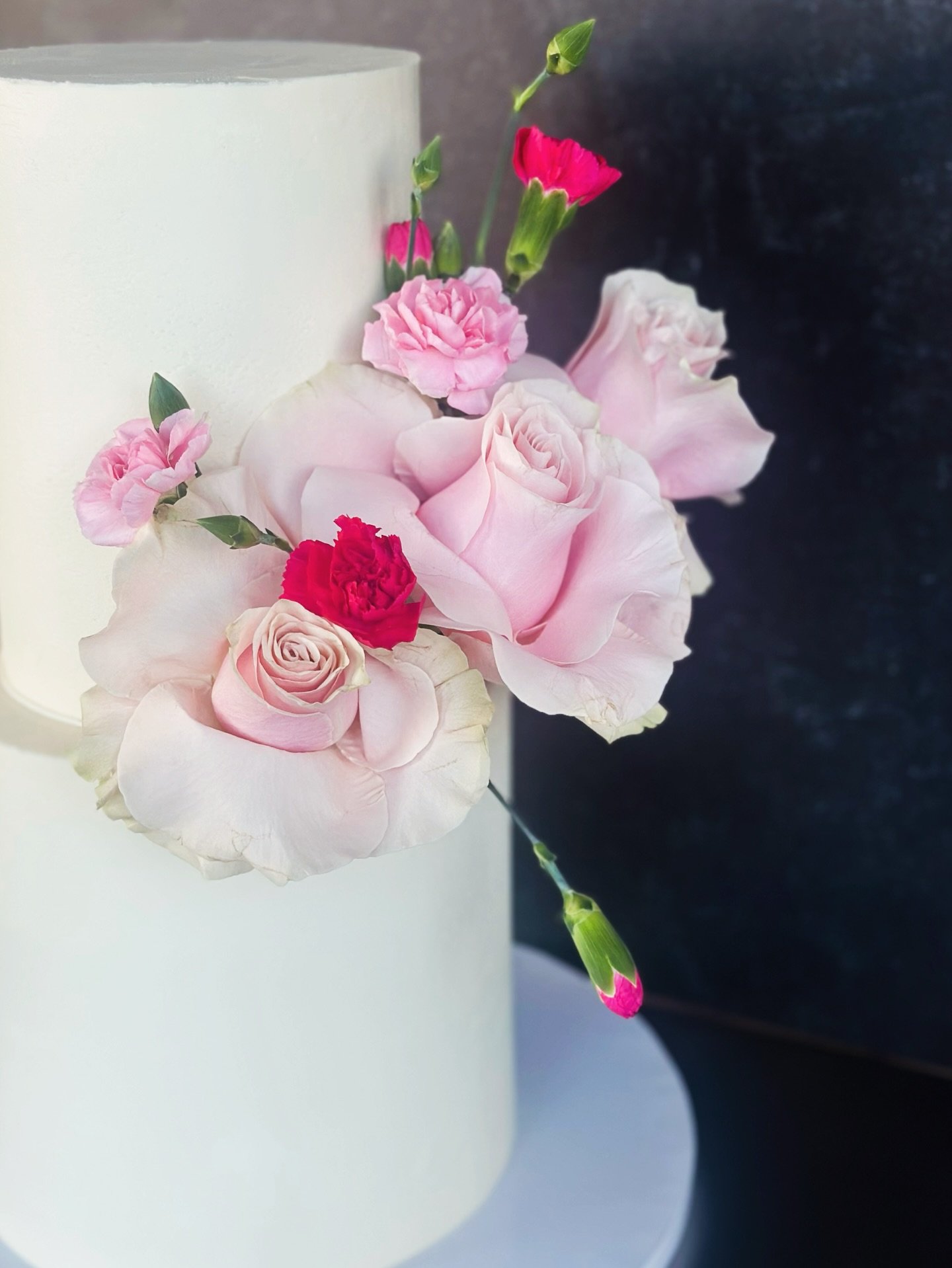 Sometimes, all a cake needs to be is a gorgeous, smooth base with the most lush florals you&rsquo;ve ever seen 🌺 

Head over to the link in bio or www.joeycakes.com to consult with us for your next event 🌈 👨&zwj;🍳 🍰 #njcakes #luxurycakes #jersey