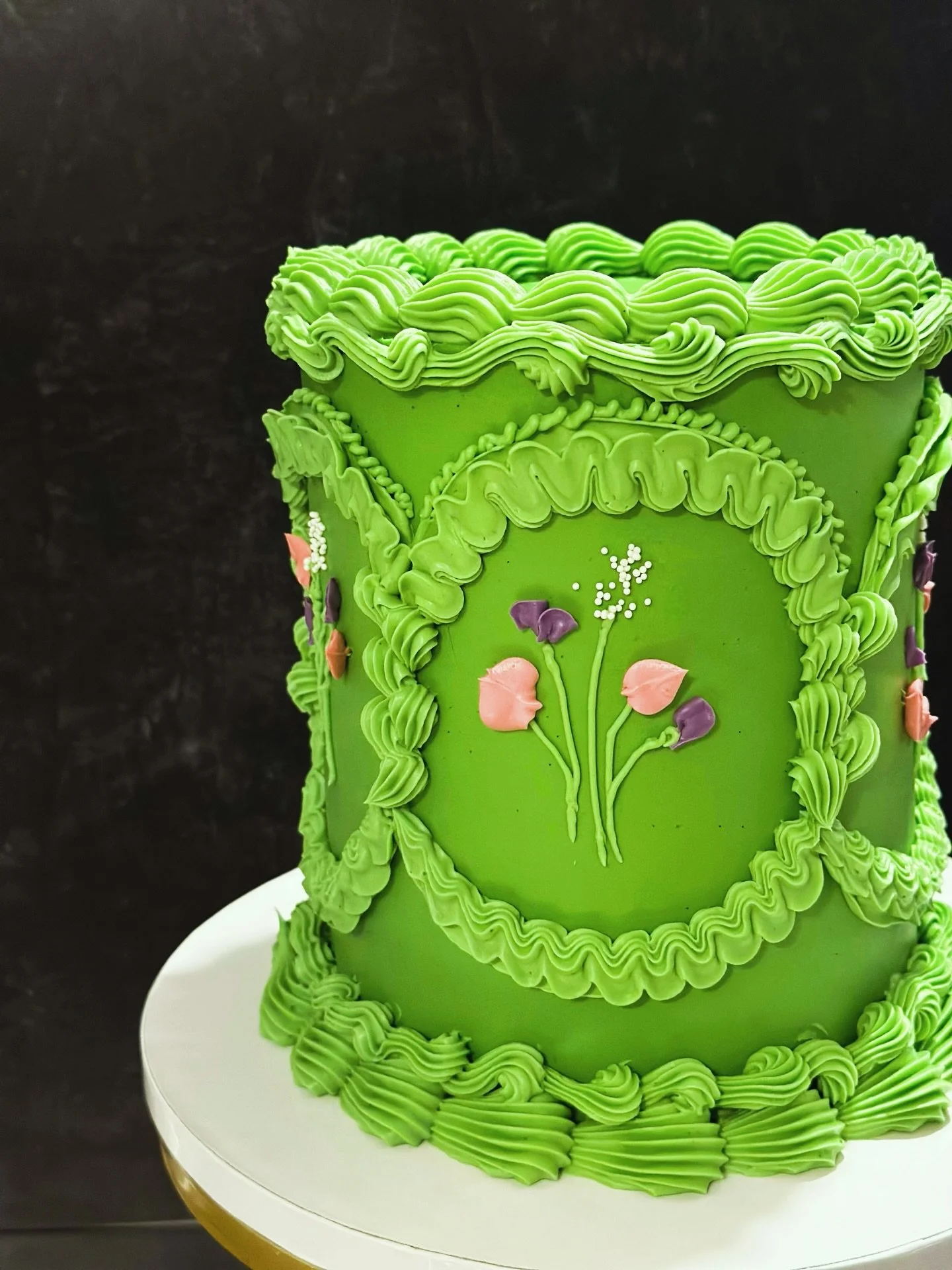 🌺 How could I possibly wait to post yesterday&rsquo;s gorgeous floral cake? This is exactly the kind of cake I needed for the dead of winter&mdash;the violet and pink blossoms pop against the emerald green base in such a beautiful way. 

Inside, the