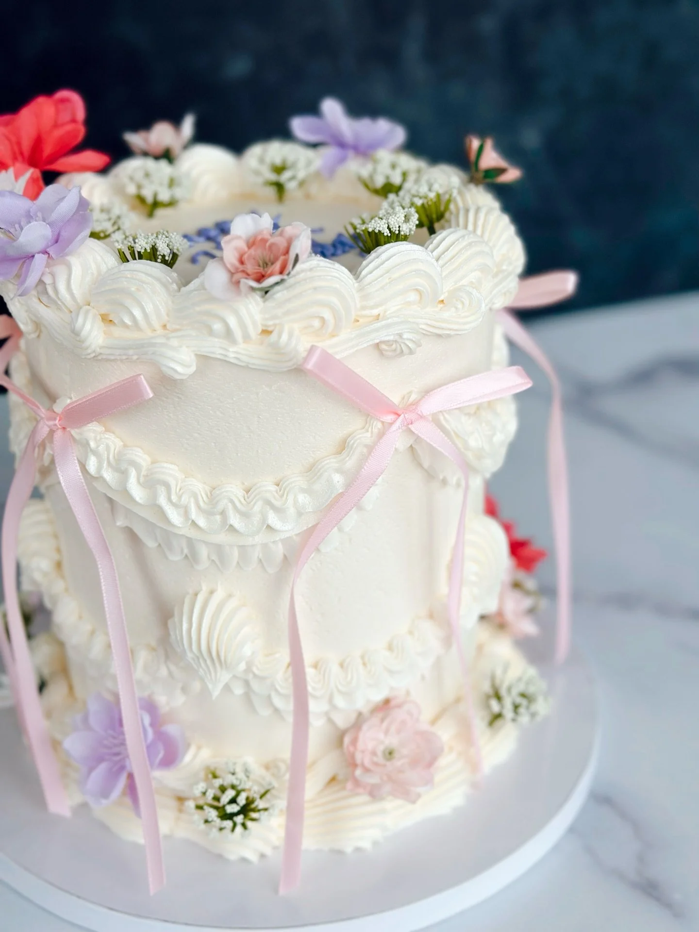 🌹Easing into a new year in the best possible way&mdash;with a gorgeous whimsical floral cake!🌺 

Reach out for a custom cake consult via the link in our bio 💫 🍰 #njcakes #jerseycityeats #hobokeneats #luxurycakes #floralcake