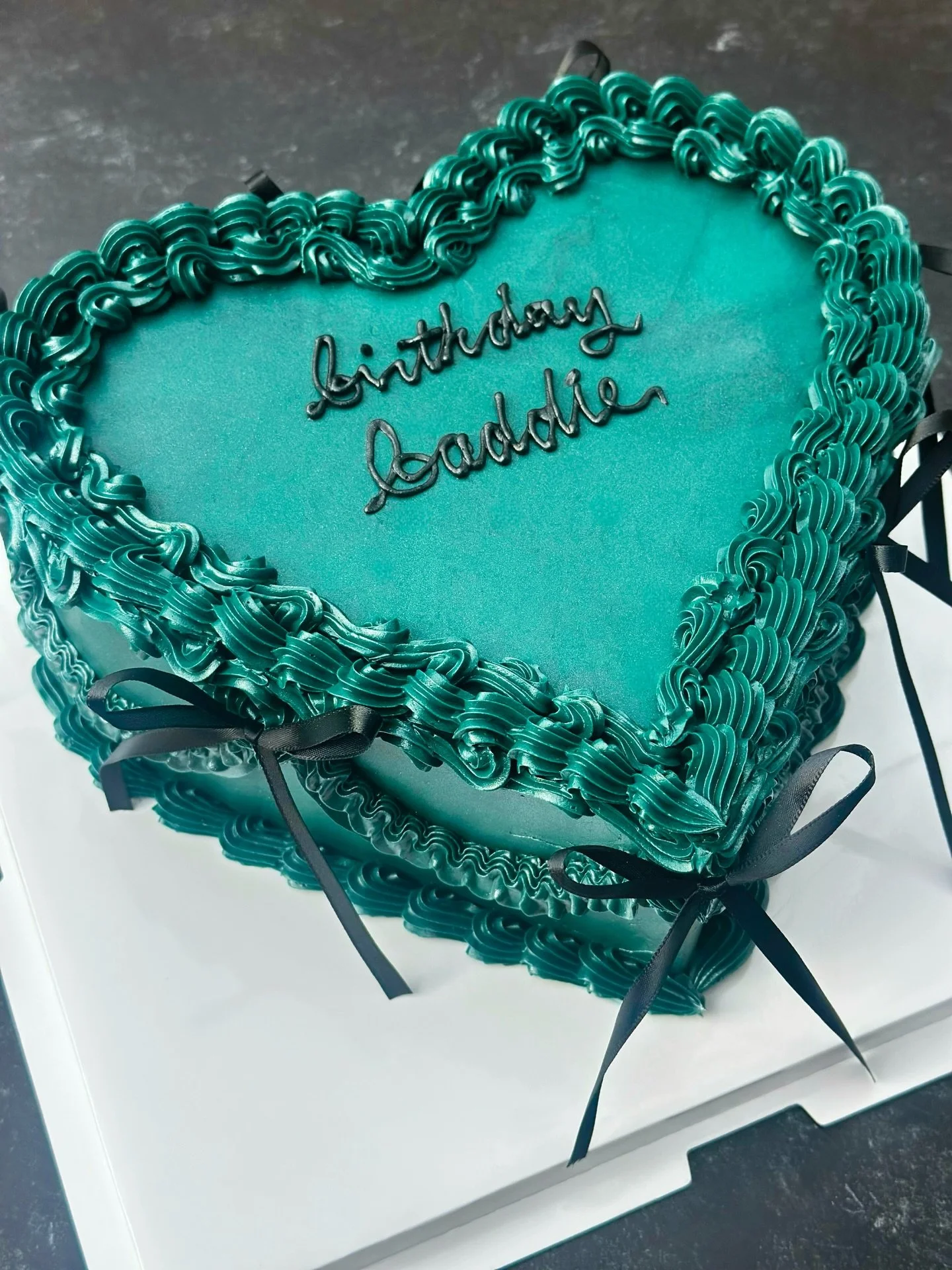 💚 one for my birthday baddies&mdash;isn&rsquo;t this dark teal shade ravishing?  Deep tones can always be counted on to bring the drama. 

Reach out at the link in bio to get started on a consult for your next elegant celebration cake 🍰 #njcakes #l