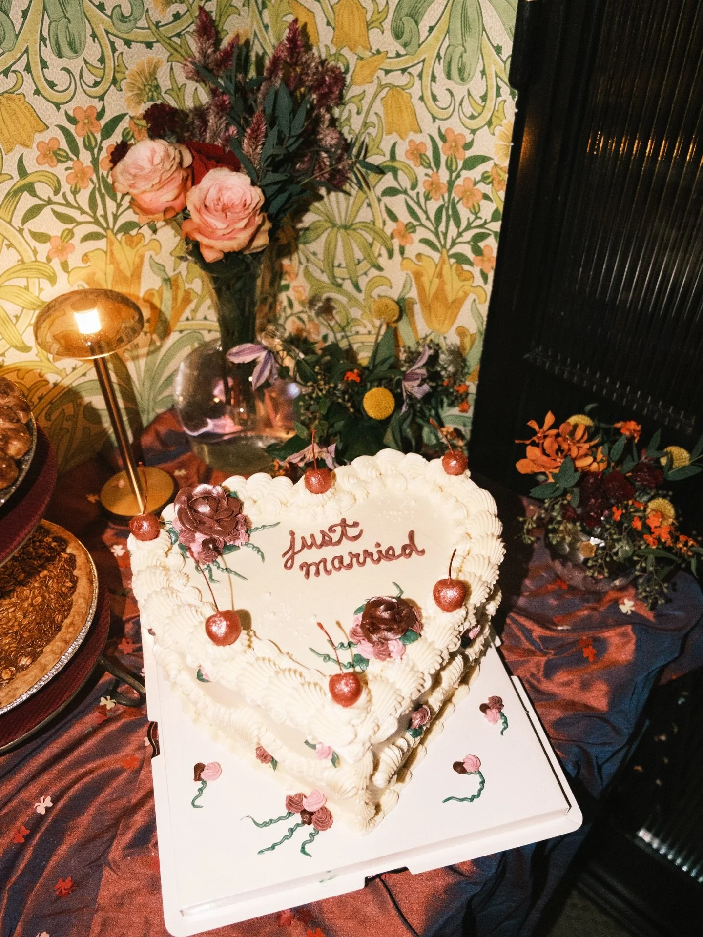 how how how have I missed posting these gorgeous wedding photos taken by @zachmayojc ?  I was fortunate to do this cake for the wedding of E &amp; S 🍰 

Joeycakes is now booking 2026 weddings&mdash;visit the link in my bio to set up a design consult