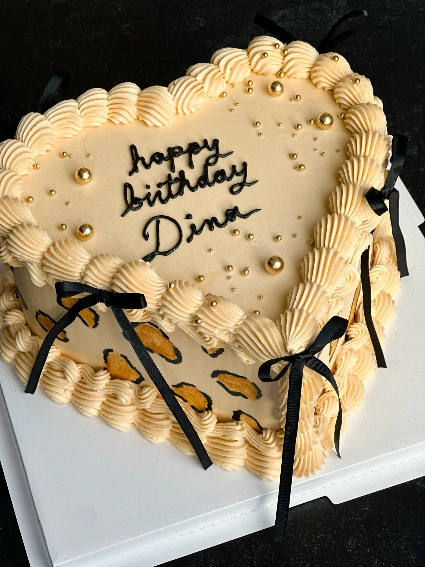 🐆 Client calls for cheetah print, vintage piping, black bows &amp; gold accents? Say less!

🎨 the cheetah print was hand-painted with edible paint&mdash;ivory applied with a sponge for the spots and black applied with a fine brush for the edges. I 