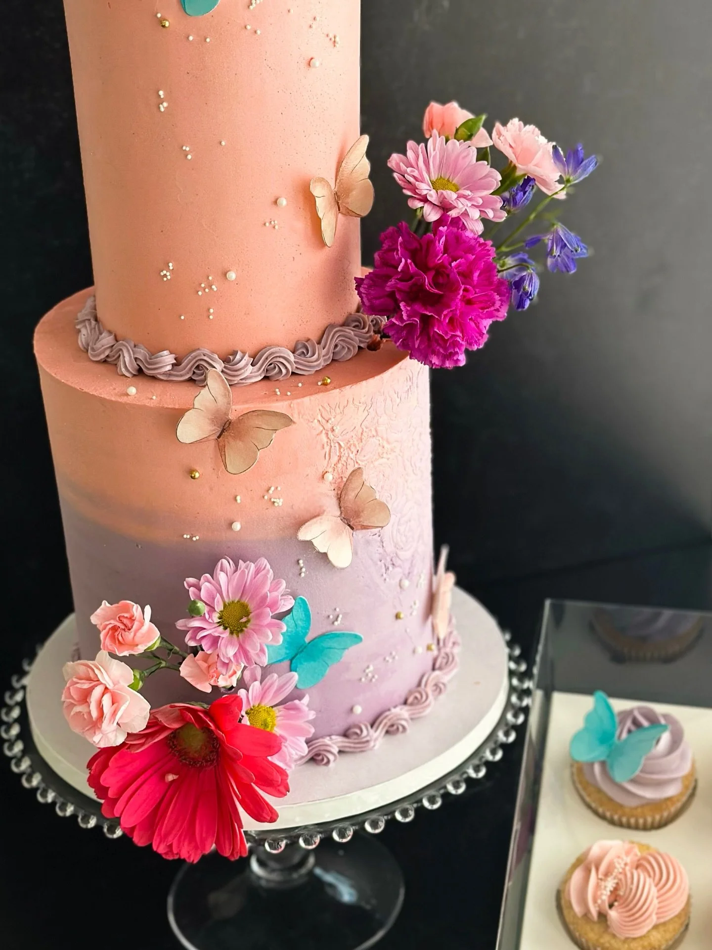 🌺 dreaming of spring in the midst of all this snow? This cake from this past weekend is giving me floral fairytale spring vibes, just when I need it most 🧚 🦋 

Top tier&mdash;Chocolate Indulgence: layers of dark chocolate cake filled with Belgian 