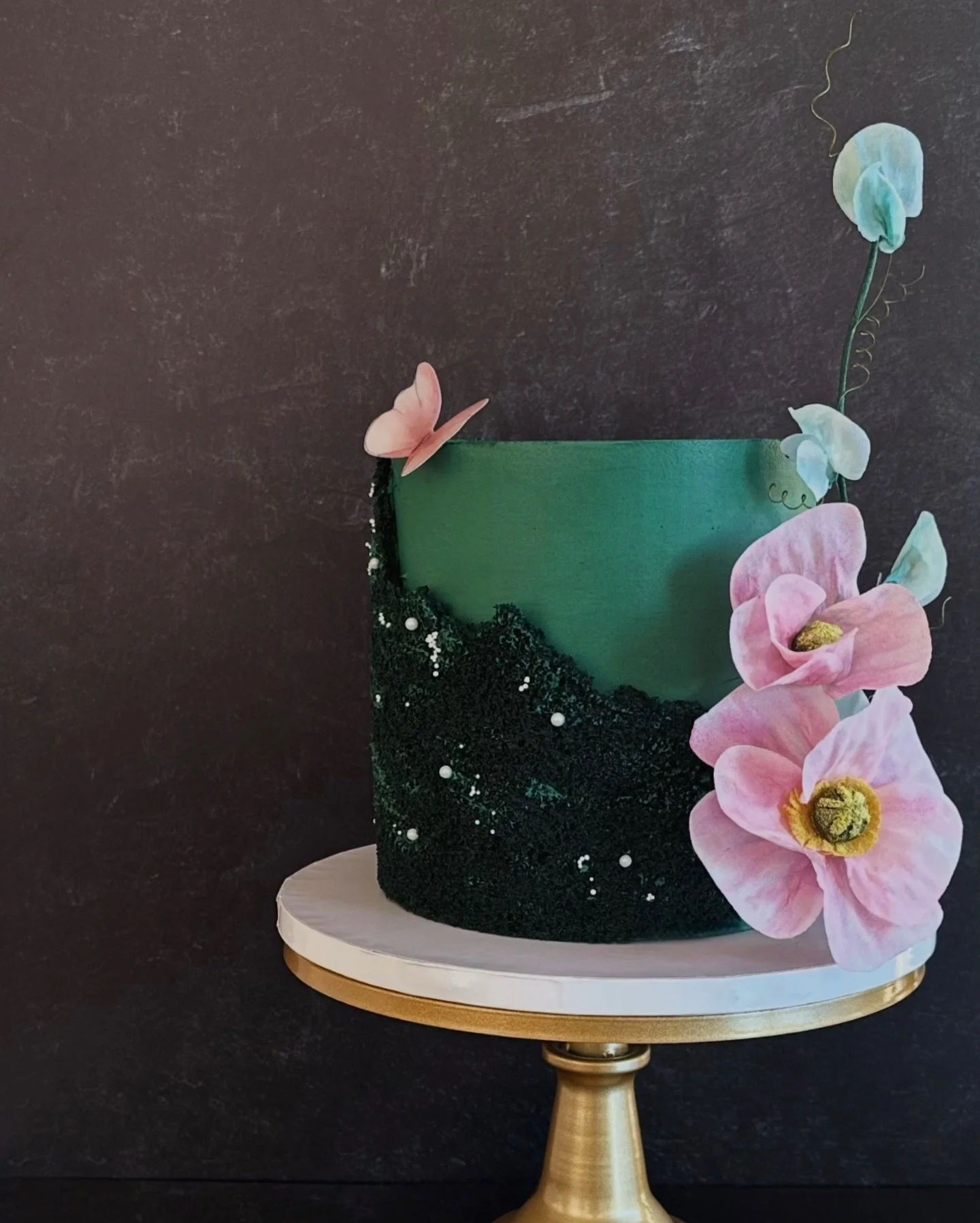 Where storybook romance meets deep chocolate decadence 🌿✨

Every flower on this cake was shaped, painted, and assembled completely by hand &mdash; and yes, they&rsquo;re entirely edible. The moss? Edible too. I wanted it to feel like a page from an 