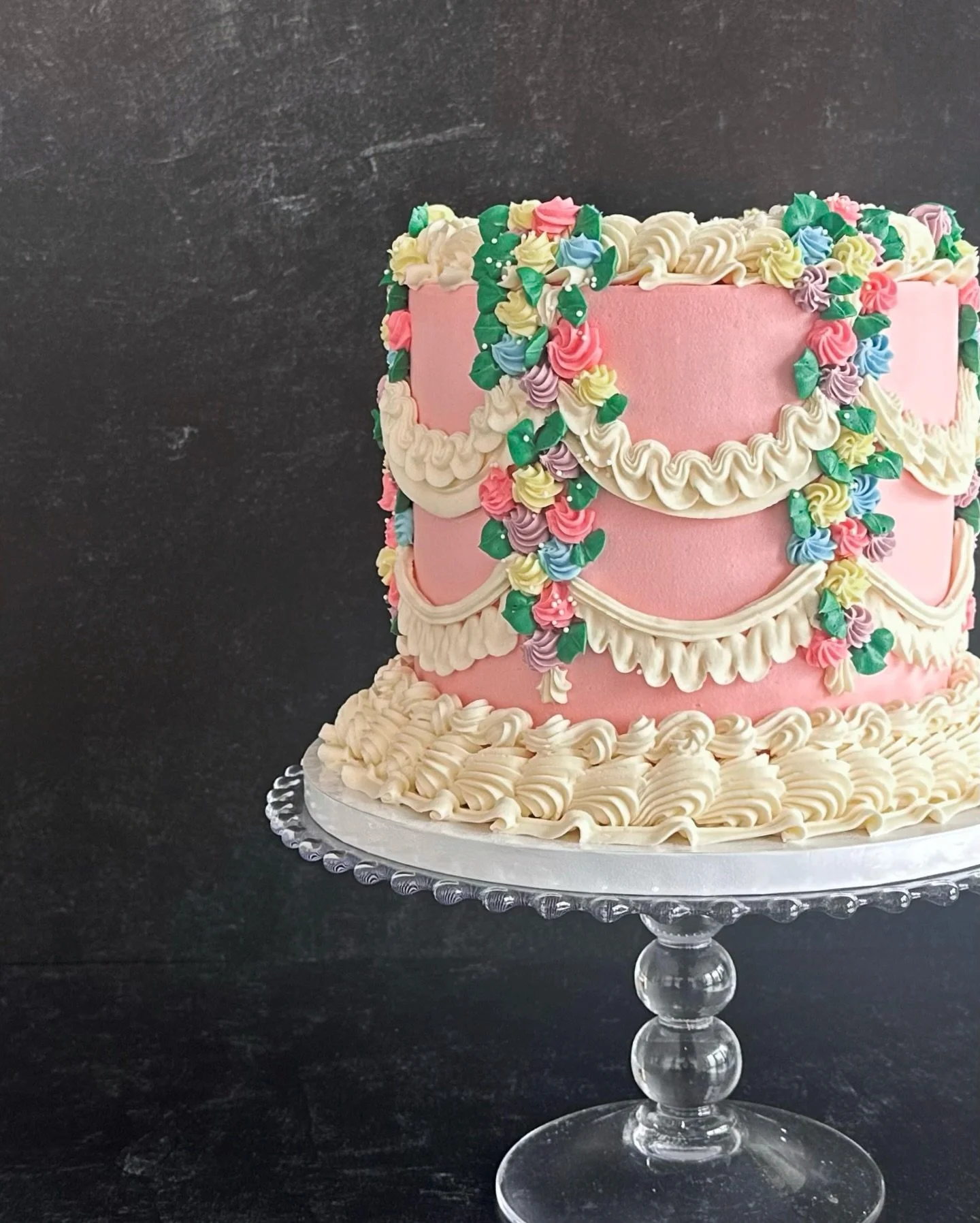 I sometimes wonder&mdash;if a cake could talk, what would it say? 🤔 

If this cake could talk, it would&rsquo;ve said: &ldquo;oh you think you like piping? Hold my earrings&rdquo; 👊🏻 😂

Vintage cakes with multiple tips, borders &amp; colors are a