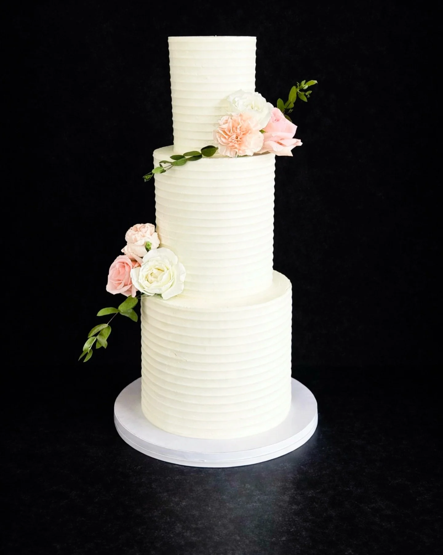 There&rsquo;s something powerful about keeping things simple.
When every detail is intentional, nothing gets lost.

The texture, the placement, the florals&mdash;each one doing just enough.
No excess, no distraction. Just quiet, thoughtful design.

F