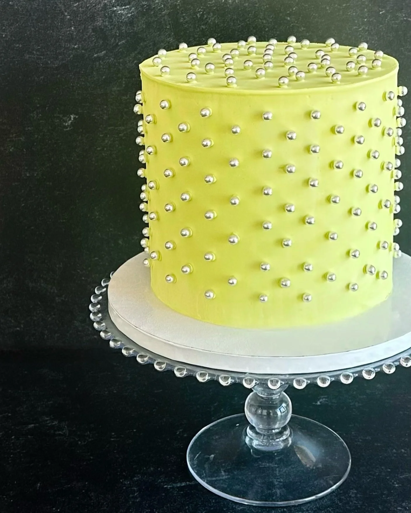 Not every cake needs florals and frills to make a statement. ✨

Sometimes all it takes is a flawless finish, the perfect shade of chartreuse, and hundreds of metallic pearls catching the light from every angle&mdash;I adore how this came out! 

Custo
