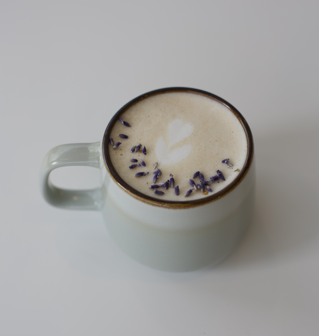 London Fog / A soothing blend of Earl Grey tea, steamed milk, and vanilla syrup, creating a creamy, lightly sweet tea latte with delicate citrus and floral notes.
