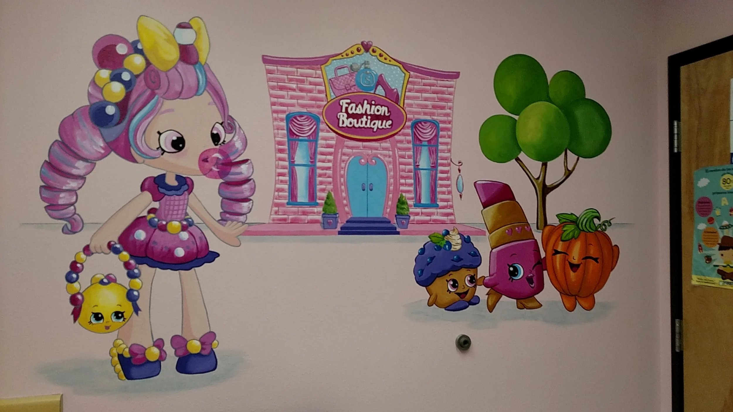 Pediatrician exam room/ Shopkins with Bubbleisha, Mini Muffin, Lippy Lips and Pumpkinella.