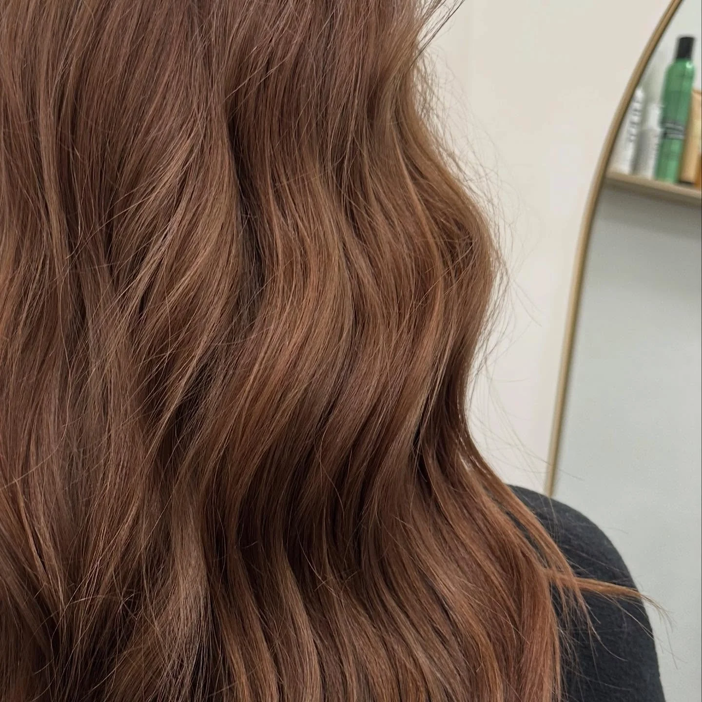 I love my coppers/reds🎯

What does the maintenance for this color look like? 

✨ 6-8week toner refreshed to keep the vibrancy 
✨Avoid washing with hot water. The warmer the water the more the color will fade.
✨4-6weeks after your toner refreshed you