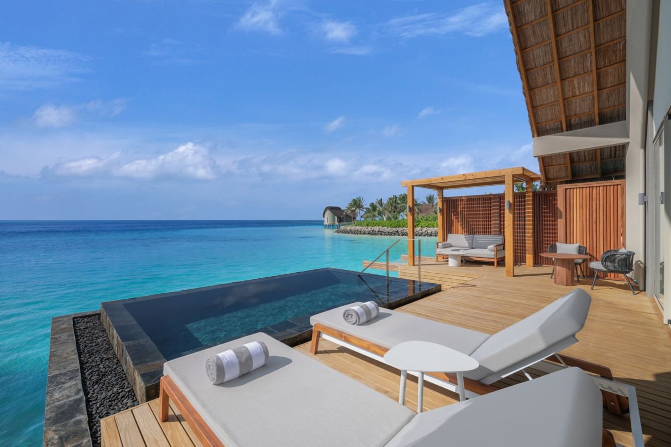 jw-mlejm-overwater-pool-deck-35692_Classic-Hor.jpeg