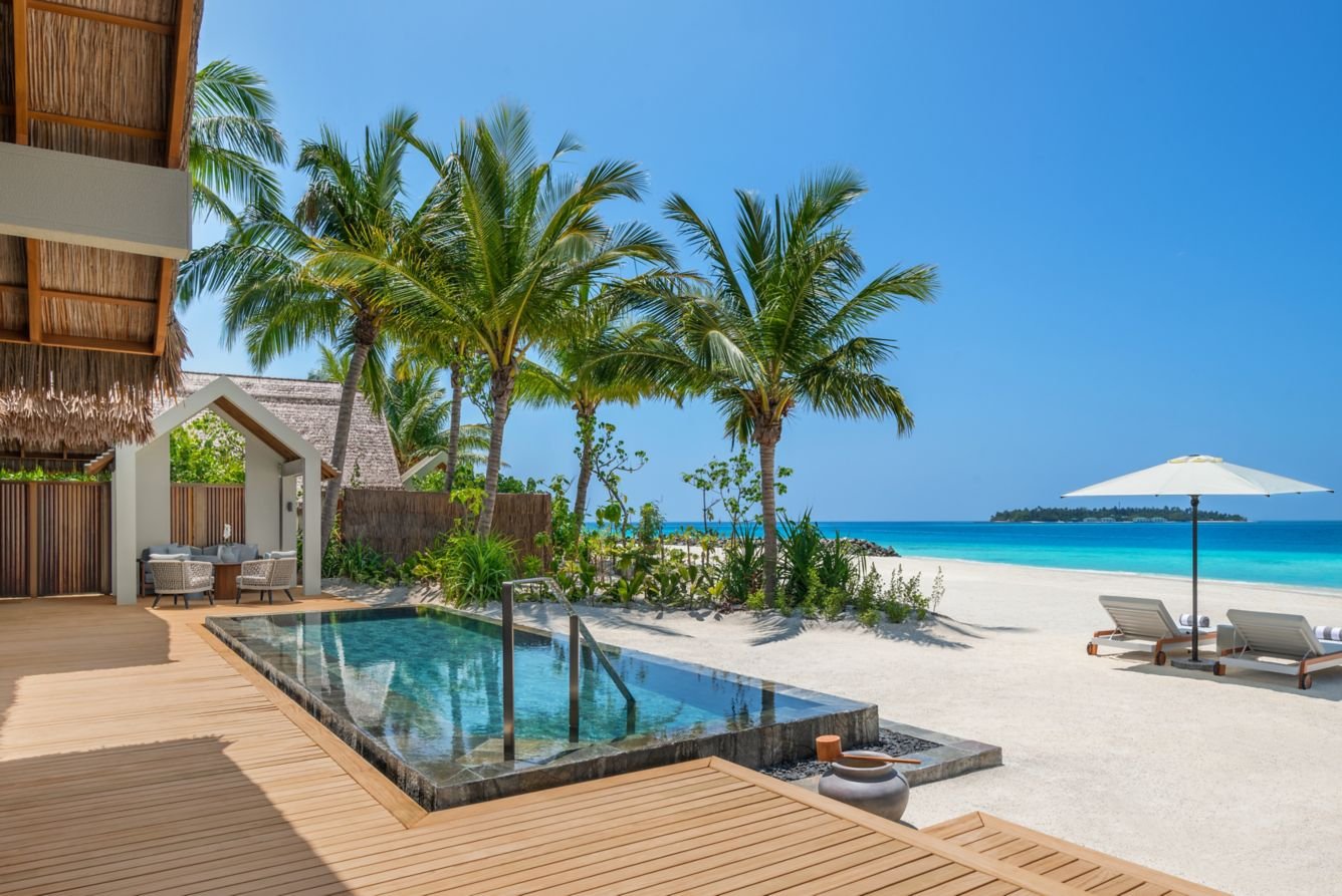 jw-mlejm-villa-pool-deck-11142_Classic-Hor.jpeg