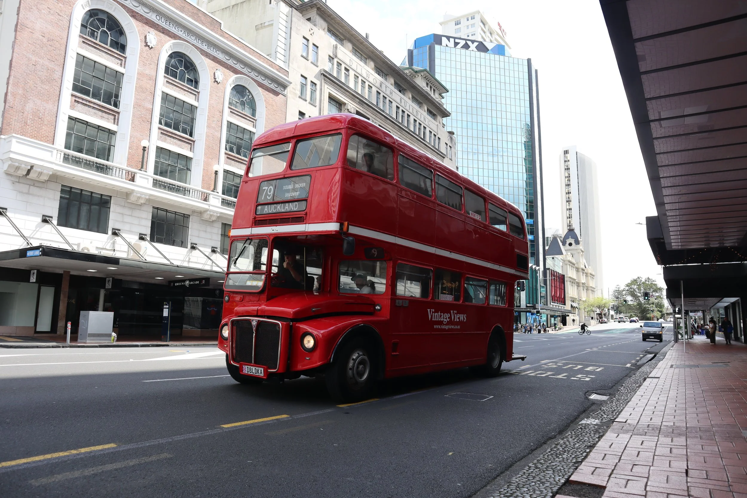 Hop-on-hop-off style Auckland sightseeing done differently — one smooth guided journey aboard a red double-decker. No transfers, no waiting, just uninterrupted views of the city’s highlights.