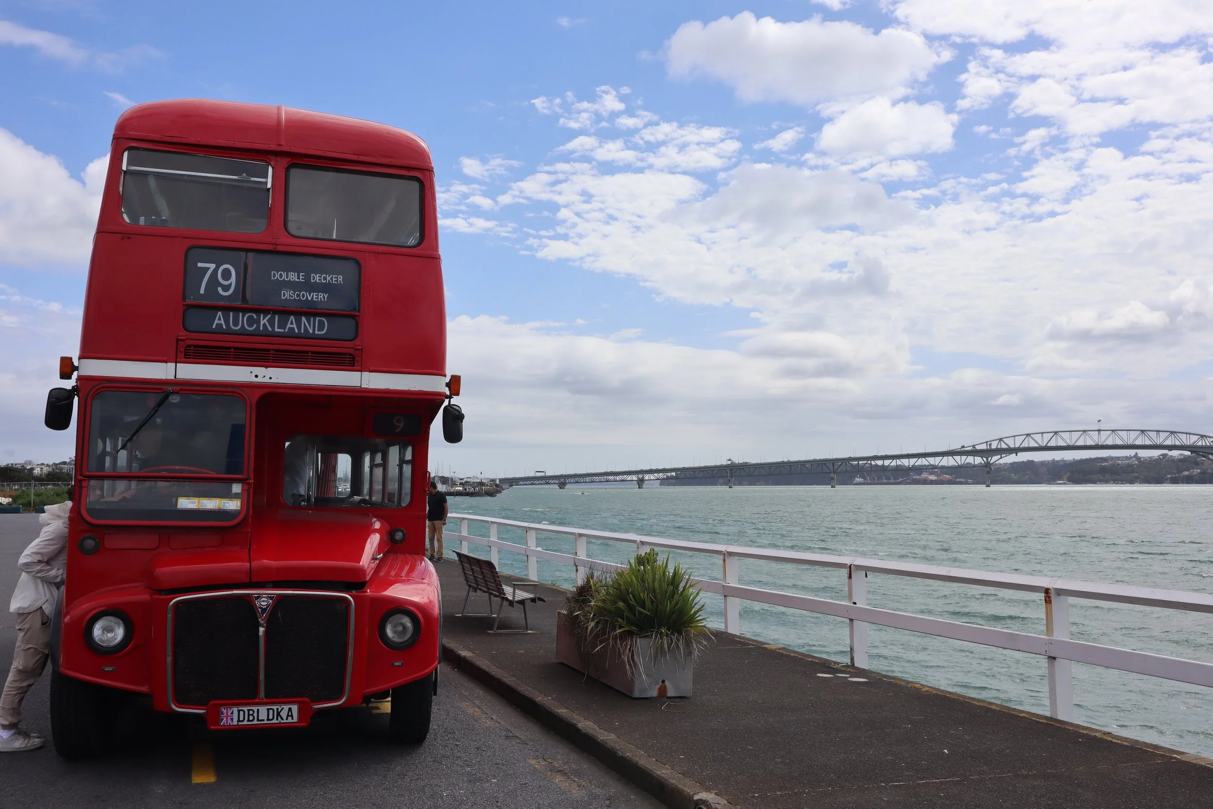 Cruise passengers discovering Auckland’s top attractions on the Double Decker Discovery Tour. A must-do for anyone docking at Queens Wharf — fun, local, and family-run.