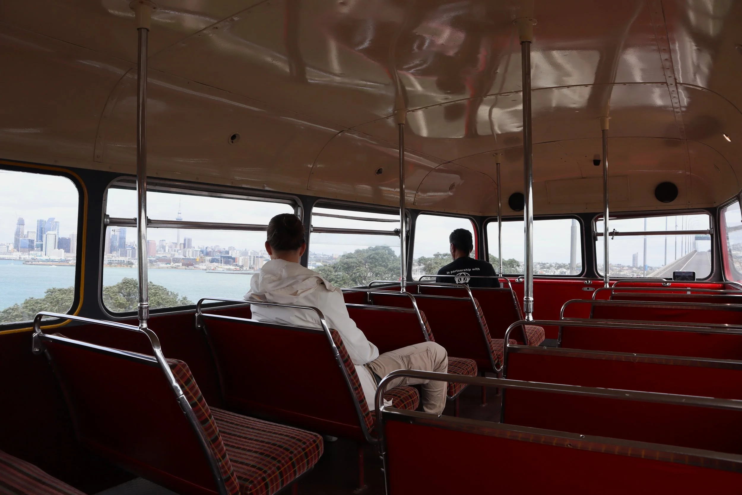 Cruise-ship passengers exploring Auckland with Vintage Views — a scenic 90-minute double-decker bus tour departing near Queens Wharf. Perfect for day visitors wanting a hop-on-hop-off style experience without the hassle.