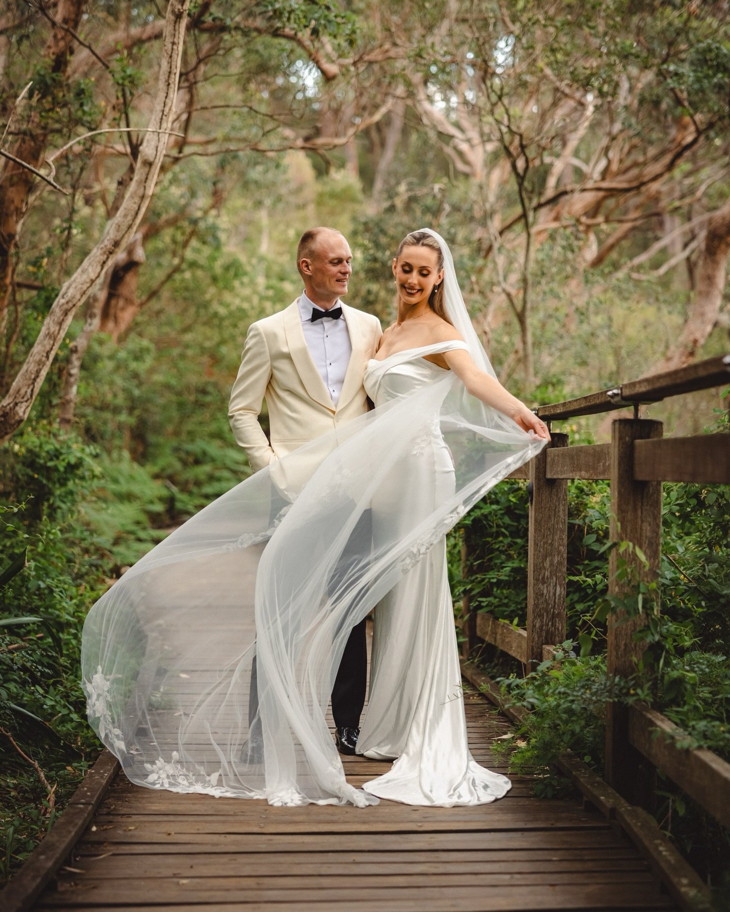 some little moments from hannah &amp; ben&rsquo;s day that stayed with me:

their grandparents reaching out as they walked down the aisle, and just behind them are their parents looking on with so much pride made me tear up immediately. 

grandma tak